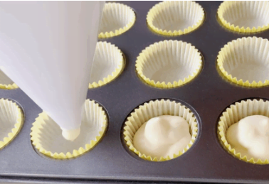 三種口味的迷你小蛋糕，一口一個松軟好吃，出游必備